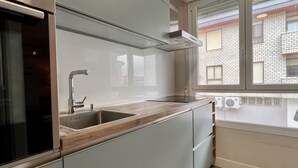 コーヒー / ティーメーカー、冷蔵庫、電子レンジ、オーブン