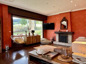 Télévision, cheminée