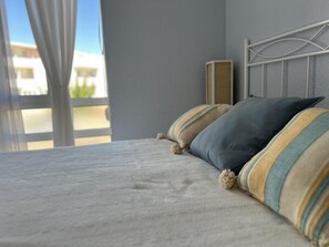 1 bedroom, internet, bed sheets