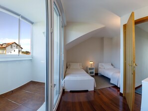 2 habitaciones, acceso a internet y ropa de cama