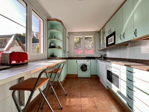 Refrigerador, microondas, horno y cafetera y tetera