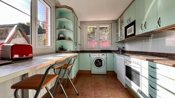 Réfrigérateur, micro-ondes, four, cafetière/bouilloire