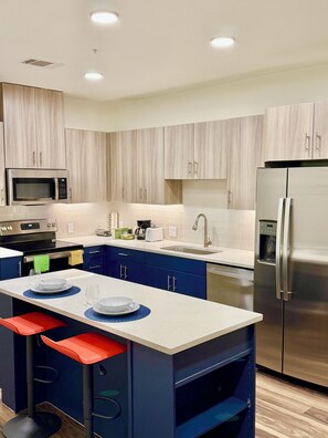 Fridge, microwave, oven, stovetop - Cozy 1-bedroom in peaceful area close to downtown and airports. (Addison)