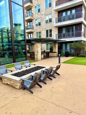 Outdoor dining - Cozy 1-bedroom in peaceful area close to downtown and airports. (Addison)