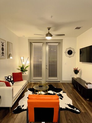 Smart TV - Cozy 1-bedroom in peaceful area close to downtown and airports. (Addison)