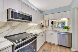 雪櫃、微波爐、焗爐、爐具