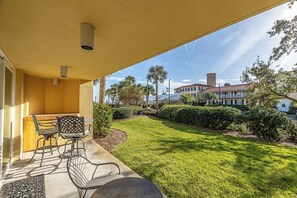 Outdoor dining - Beautifully furnished  Oceanfront Condo! (Saint Simons Island)