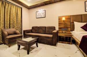 奢华双人房, 山谷景观 | 高档床上用品、迷你吧、办公桌、笔记本电脑工作区