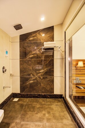 Luxe tweepersoonskamer, uitzicht op vallei | Badkamer | Een douche, gratis toiletartikelen, een haardroger, handdoeken