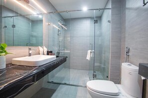 Ducha, cabezal de ducha tipo lluvia, secador de pelo y toallas