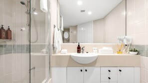 Douche, sĂšche-cheveux, serviettes fournies, savon
