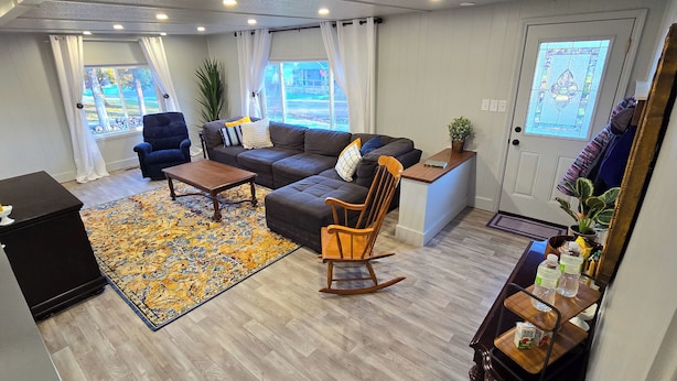A living room with a sofa, armchairs, a coffee table, and a rug. - The Green House! Sleeps 12 (Trenton)