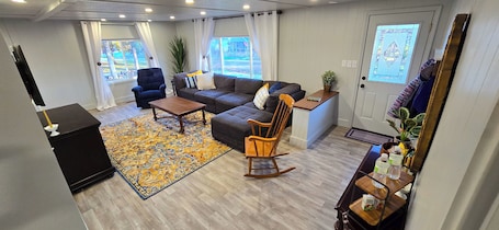 Fireplace, ping pong. The Green House! Sleeps 12