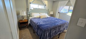 4 bedrooms, iron/ironing board, WiFi, bed sheets - The Green House! Sleeps 12 (Trenton)