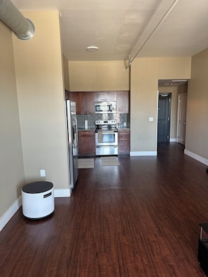 Jääkaappi, mikroaaltouuni, uuni, liesi