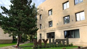 Ένα κτίριο με ένα μονοπάτι από πέτρα που οδηγεί σε μια πινακίδα στην οποία αναγράφεται η λέξη «MYLITE».