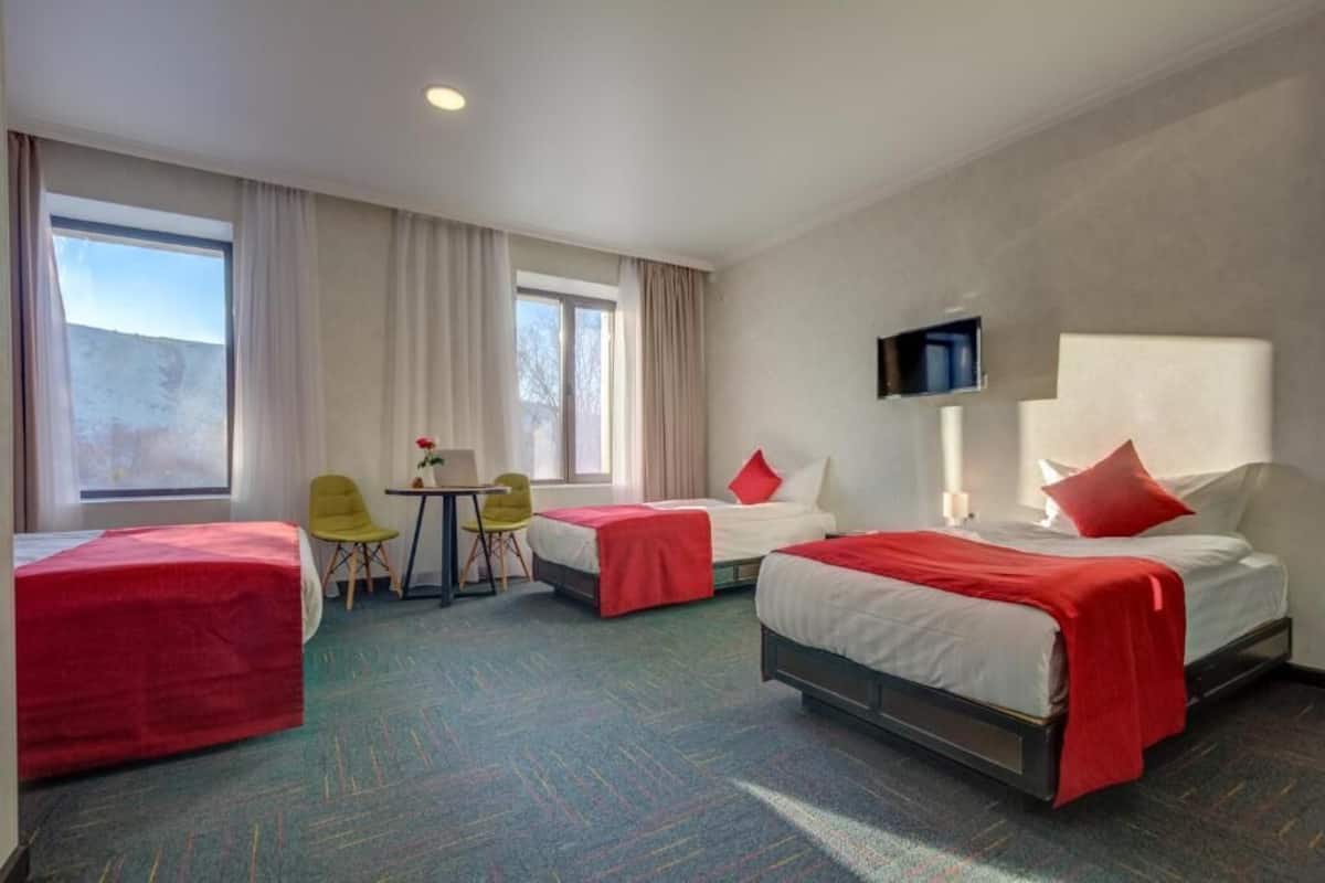 Chambre quadruple Standard | Literie de qualité, bureau, accès au Wi-Fi (inclus)