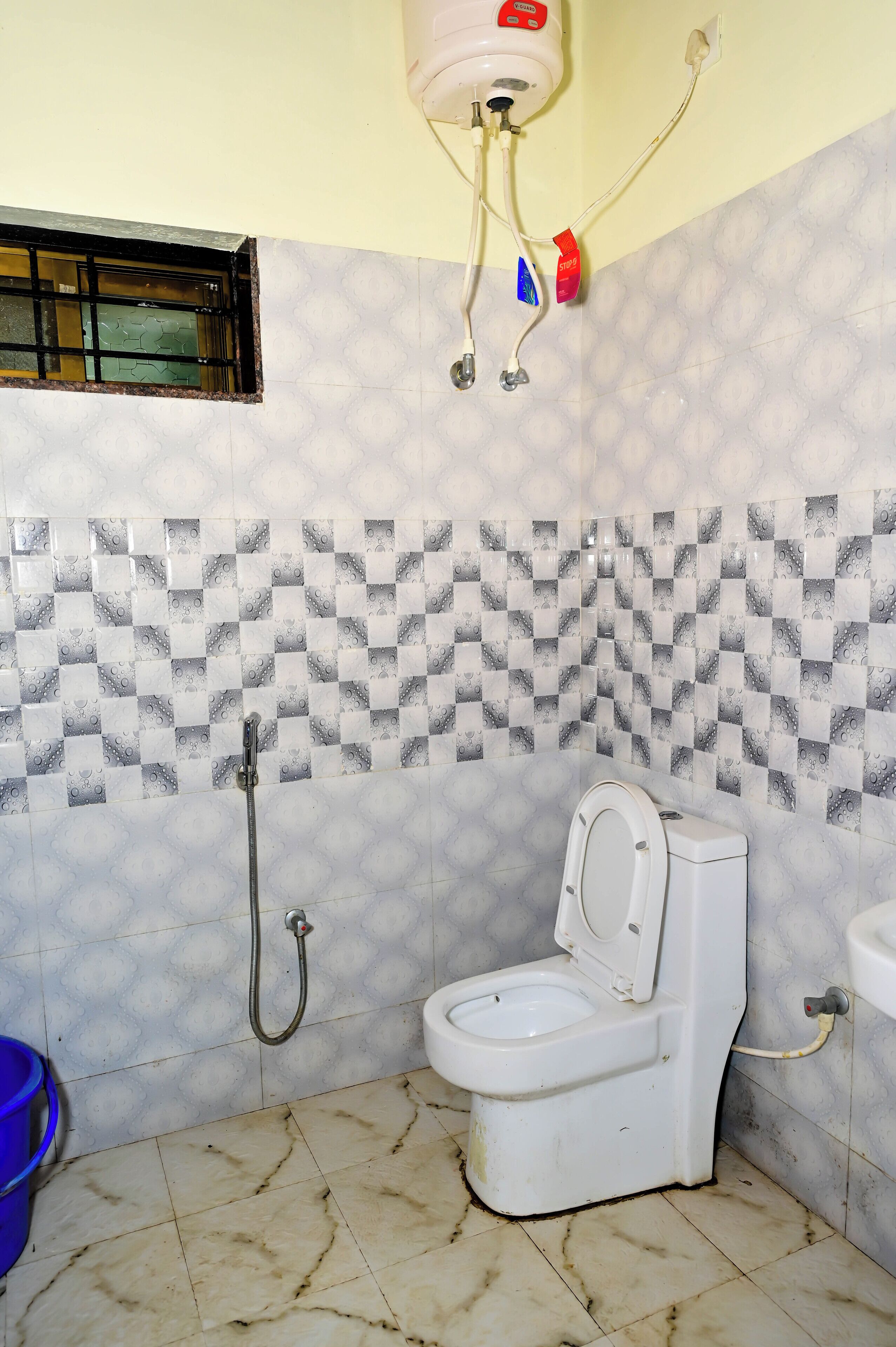 Een badkamer met toilet, douche en wastafel.