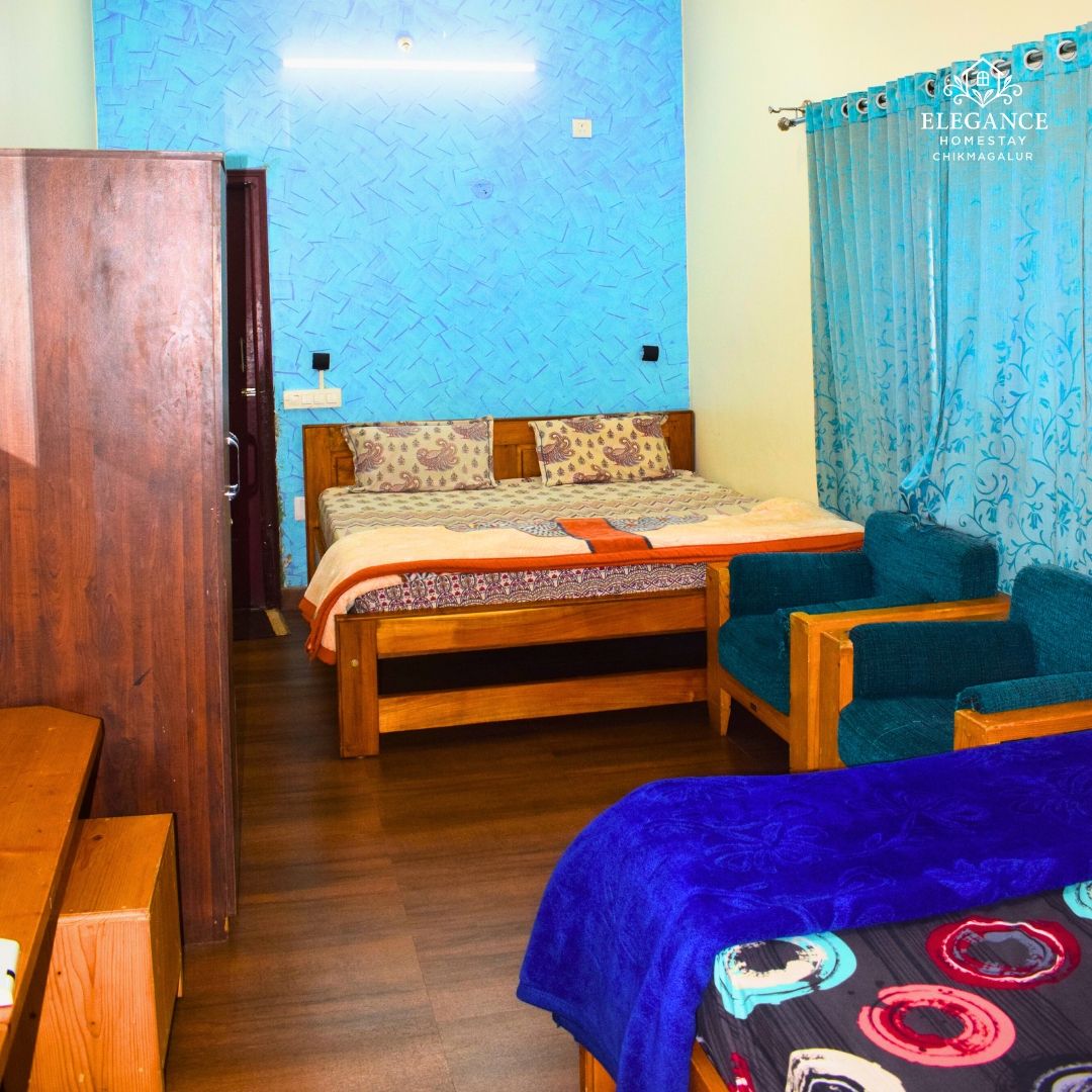 Un dormitorio con una cama de madera, una pared con diseño azul y una cortina azul.