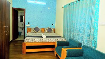 Comfort Quadruple Room | Desk, soundproofing