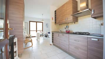 Kühlschrank, Mikrowelle, Ofen, Geschirrspüler