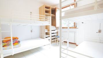 2 chambres, fer et planche Ă repasser