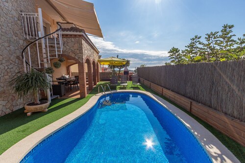 Cozy beach town villa for 8 - no car necessary!