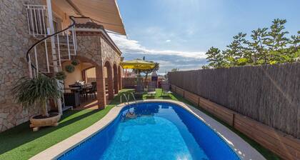 Cozy beach town villa for 8 - no car necessary!