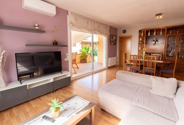TV - Cozy beach town villa for 8 - walk to beach! (Pineda de Mar)
