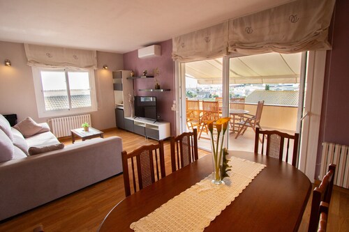 Cozy beach town villa for 8 - no car necessary!