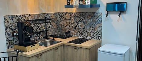 Cafetière/bouilloire, batterie de cuisine, vaisselle et ustensiles