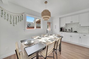 Dining - Modern Spacious Disney Arcade Pool House (Fullerton)