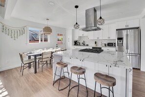 Private kitchen - Modern Spacious Disney Arcade Pool House (Fullerton)
