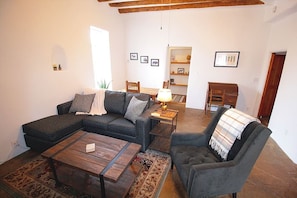 TV, fireplace - Complejo de Closson- 4 Casitas- Railyard & Plaza (Santa Fe)