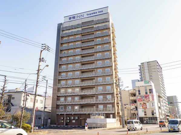 Un edificio de varios pisos con un letrero que dice "Toyoko Inn".