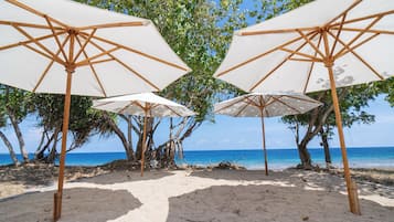 Spiaggia privata, sabbia bianca, lettini da mare, ombrelloni