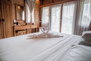 客房内保险箱、办公桌、笔记本电脑工作区、遮光窗帘