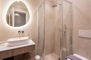 Shower, hair dryer, towels - LIV - Captivating Apartment in Pagrati (Athens)