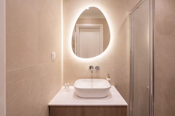 Shower, hair dryer, towels