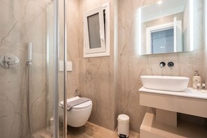 Dusche, Haartrockner, Handtücher