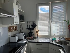 Een koelkast, een magnetron, een oven, een kookplaat