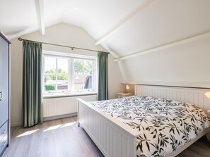 2 bedrooms, iron/ironing board, internet