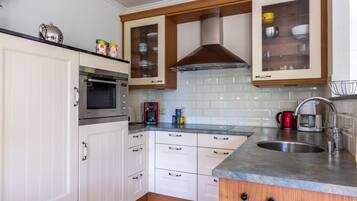 Geladeira, micro-ondas, cooktop, lava-louças