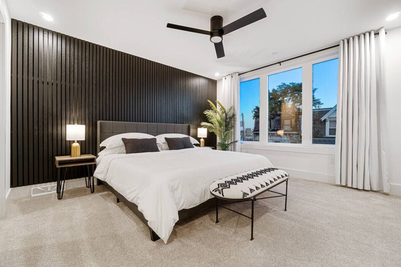 3 quartos, escrivaninha, ferros/tábuas de passar roupa, berço de viagem