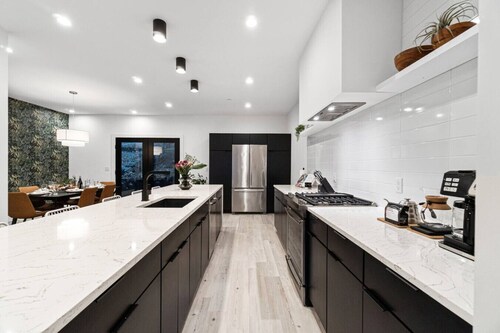 ★ HostWise Stays ★ Botanic Haven, Garage, Rooftop, Skyline Luxury