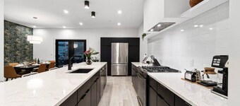 ★ HostWise Stays ★ Botanic Haven| Fire Pit & Skyline Rooftop Views