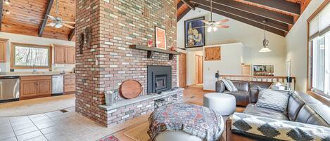 Télévision, livres, chaîne hi-fi, écrans d'ordinateur