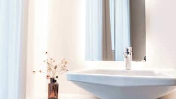 Suihku, hiustenkuivaaja, pyyhkeet