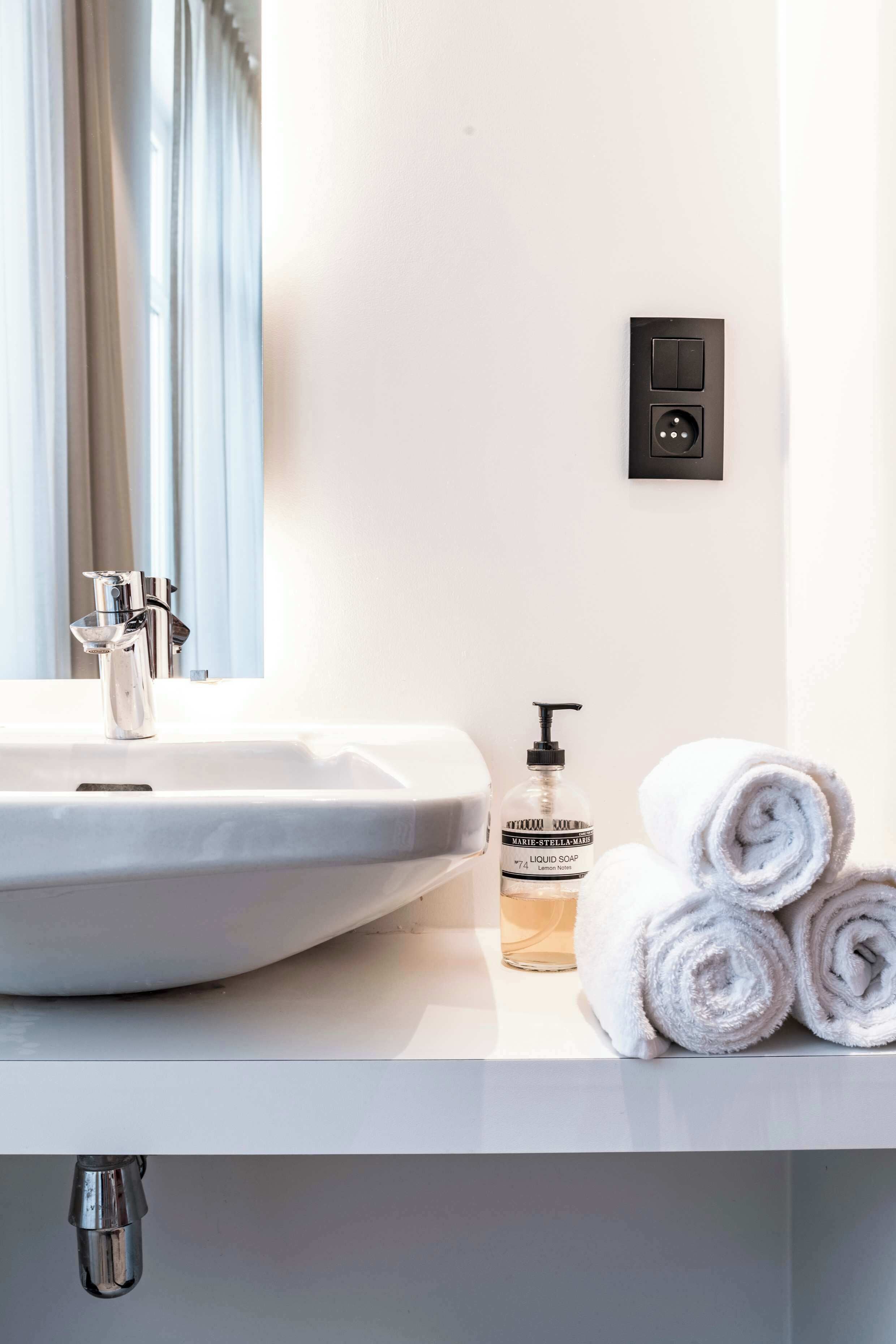 Een douche, een haardroger, handdoeken, toiletpapier