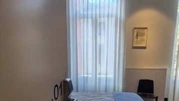 Cuna de viaje, wifi y ropa de cama